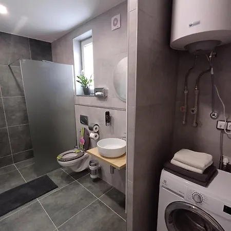 Apartman V Centru Zlina S Parkovanim U Domu Exterior photo