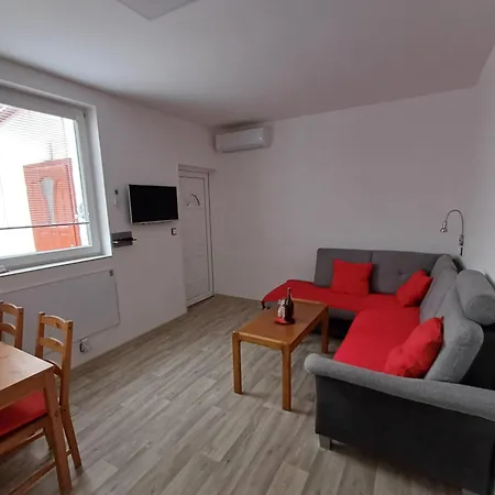 Apartman V Centru Zlina S Parkovanim U Domu Exterior photo